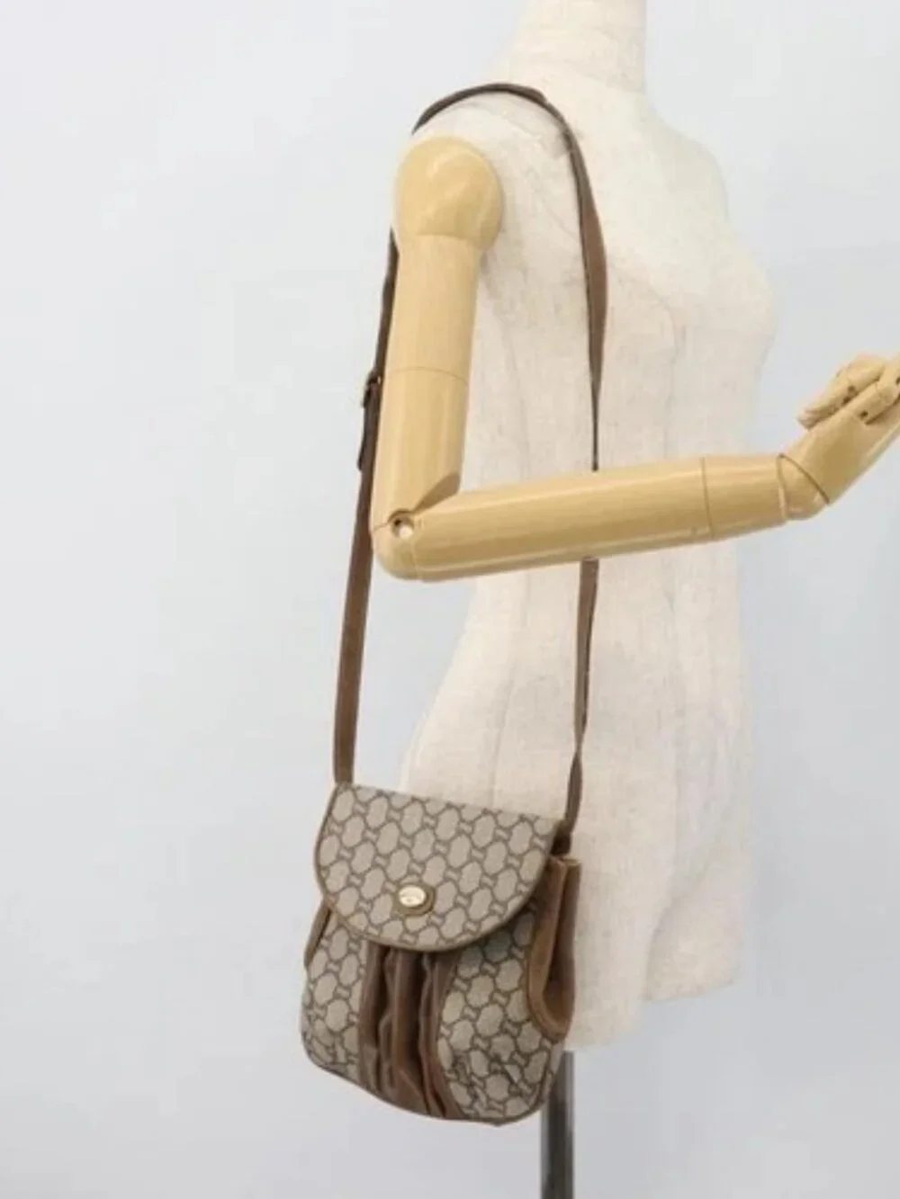 GUCCI GG Plus Supreme Shoulder Bag PVC Beige Gold Auth 180728